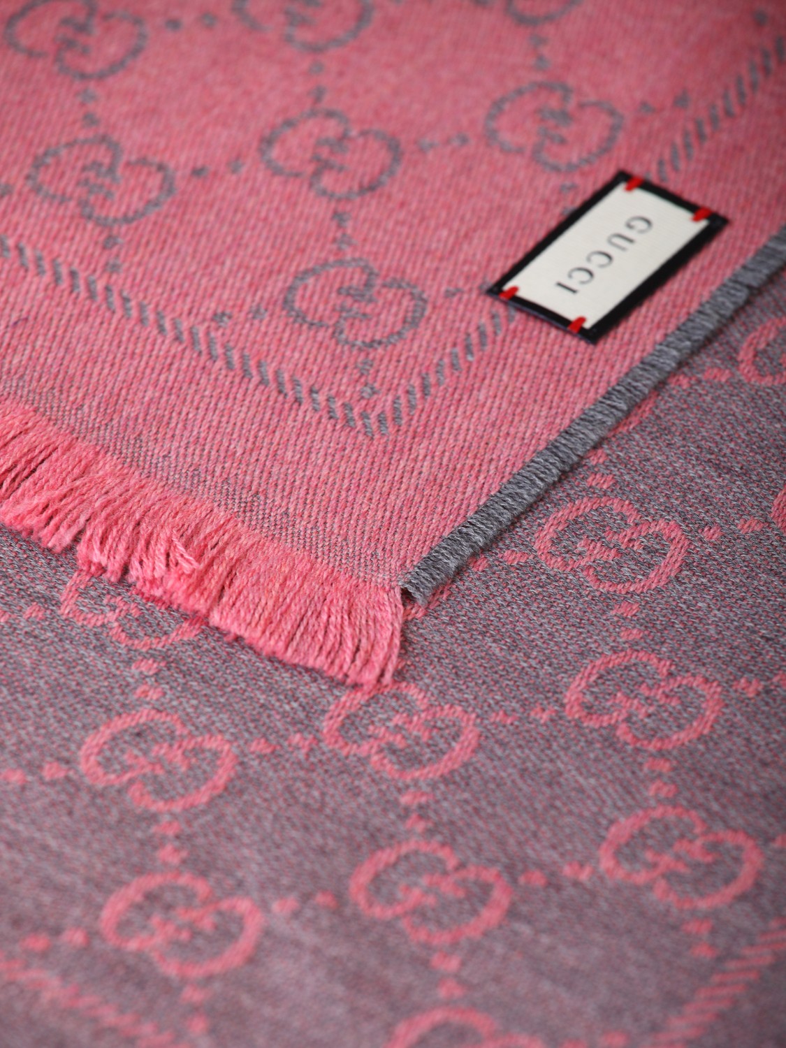 shop GUCCI  Sciarpa: Gucci sciarpa in lana grigia con motivo GG jacquard rosa.
Bordi sfrangiati.
Dimensioni: L48 cm x L180 cm.
Composizione: 100% lana.
Made in Italy.. 133483 3G200-1272 number 4069484